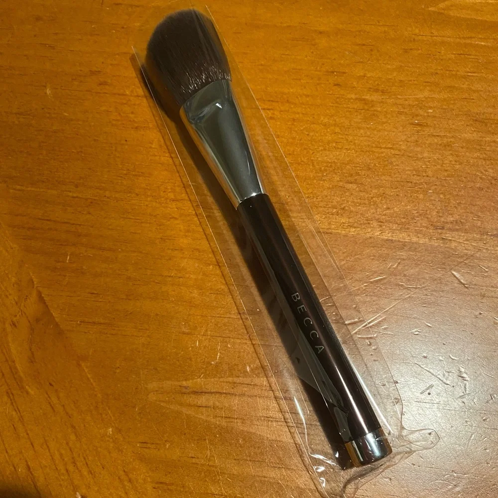 BECCA Angled Highlighting Brush